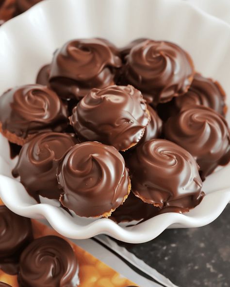 3-Ingredient Homemade Twix Bites If you’re looking for a quick and delicious treat that mimics the classic Twix candy, these 3-Ingredient Homemade Twix Bites are perfect! With just mini Nilla ... Read more Three Ingredient Twix Bites, Easy Twix Cake, Twix Bites 3 Ingredients, Vanilla Tootsie Roll Recipe, 3 Ingredient Twix Bites, Homemade Twix Bites, Homemade Twix Cookies, Easy Candy Recipes 3 Ingredients Simple, Twix Cookies Recipe