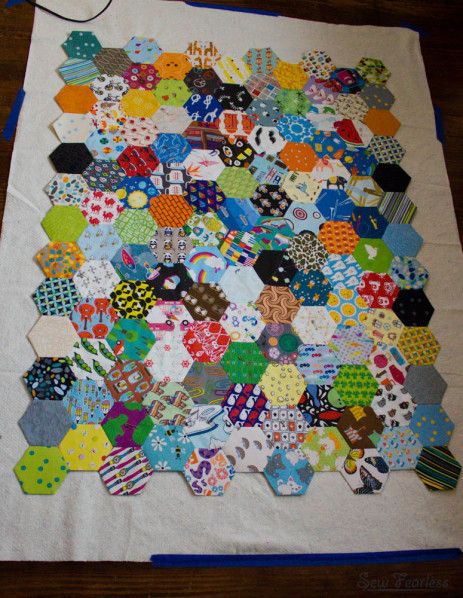 How To Finish A Shaped Quilt Edge Without Binding Quilting Hexagons, Hexagon Quilt Tutorial, Quilt Hexagon, Hexie Quilts Patterns, Aunt Flo, Hexie Quilts, Hexagon Quilt Pattern, Patchwork Ideas, Hexagon Patchwork