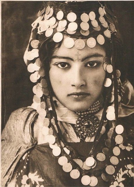 Lehnert & Landrock, Ouled-Naïl Tunisie, 1905 | retro-vintage… | Flickr Algerian Jewelry, Lily Elsie, Belly Dancing Classes, Anna Pavlova, Vintage Dance, Portrait Vintage, Jive, Vintage Portraits, Belly Dancers