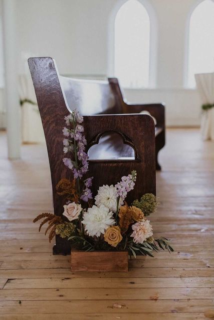 Church Pew Wedding Decorations, Church Pew Flowers, Wedding Inspiration Ceremony, Church Pew Wedding, Church Wedding Ideas, Wedding Flowers Church, Church Wedding Decorations Aisle, Church Pew Decorations, Wedding Chapel Ideas