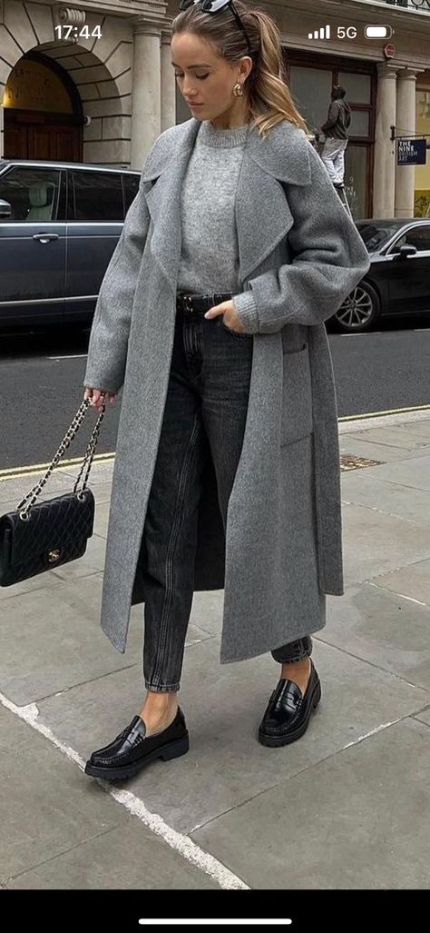 Grey Coat Outfit, Vinter Mode Outfits, Loafer Outfits, Mantel Outfit, Loafers Outfit, Corporate Outfits, Elegante Casual, Outfit Jeans, Grey Coat