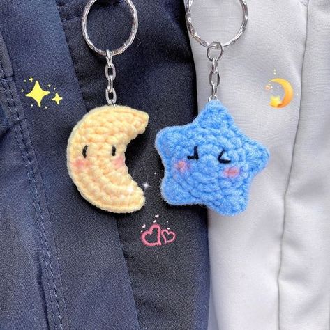 How To Crochet A Whale, Crochet Amigurumi Accessories, Crochet Cute Gifts, Crochet Moon Keychain, Simple Crochet Keychain, Moon Bag Crochet, Cute Stuff To Crochet, Cute Crochet Keychains, Star Crochet Pattern