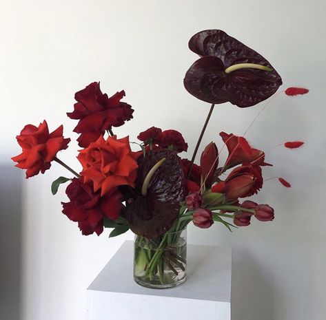 Red Wine Flowers, Deep Red Flower Arrangements, Deep Red Wedding, Creative Wedding Pictures, Red Flower Arrangements, Floral Art Arrangements, Lake Como Wedding, Moody Wedding, Wedding Table Flowers