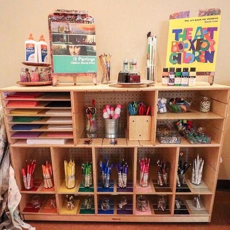 Reggio Emilia Classroom Set up Reggio Emilia Art, Reggio Atelier, Preschool Environments, Atelier Ideas, Learning Kindergarten, Reggio Emilia Classroom, Craft Sculpture, Art Books For Kids, Reggio Emilia Approach