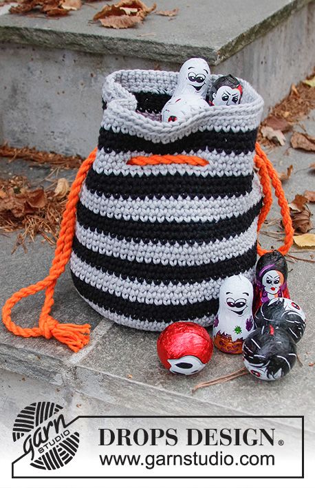 Spooky Stripes Bag Crocheted sweet-bag/bag, free crochet pattern, trick-or-treat bag Trick Or Treat Bags Crochet, Crochet Halloween Bags Free Pattern, Crochet Trick Or Treat Bag Pattern, Halloween Bag Crochet, Halloween Crochet Bag, Crochet Halloween Bag, Crochet Drawstring Bag Pattern Free, Bag Free Crochet Pattern, Tema Halloween