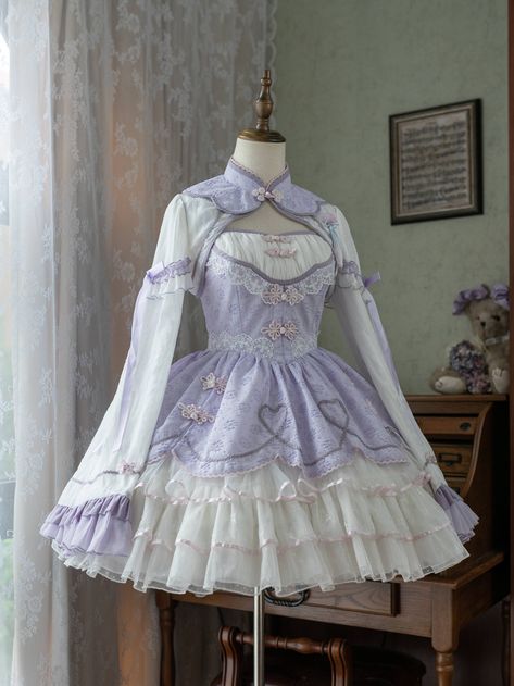 This price includes a JSK, a bolero and a pair of hairropes.  Purple knot buttons basque waist JSK, ruffle skirt with big bow at back, wearing with long bell sleeves bolero, a set of elegant Qi lolita dress.  JSK:   	 		 			Size 			S 			M 			L 			XL 		 		 			Bust 			80-90 			84-94 			88-98 			92-102 		 		 			Waist 			65-76 			69-80 			73-84 			77-88 		 		 			Full Length 			84 			86 			88 			90 		 		 			Hem Circumference 			235 			235 			235 			235 		 	     Bolero:   	 		 			Size 			S 			M 			L White And Lavender Dress, Cute Dresses Purple, Blue And White China Pattern Dress, Purple Bow Hairstyle, Kawaii Parasol, Yume Kawaii Outfit, Playful Purple Outfit, Cute Outfits Purple, Ballerina Inspired Outfit