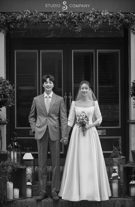 Foto Prewedding, Korean Wedding Photography, Wedding Photo Studio, Foto Wedding, Wedding Photoshoot Props, Wedding Portrait Poses, Pre Wedding Poses, Wedding Picture Poses, Wedding Photography Styles