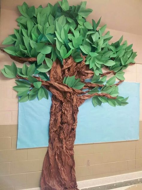 Tree I made out of construction paper and brown bulletin paper. Its very tall. It came out beautiful. Paper Tree Classroom, Classroom Tree, Deco Jungle, Green Tablecloth, 3d Tree, Fake Trees, School Displays, Diy Tree, Deco Nature