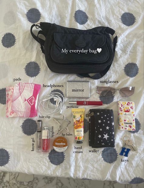 Korean Whats In My Bag, Things To Keep In Your Bag, Bag Tour Aesthetic, Handbag Essentials Everyday, What To Put In Your Bag, Daily Bag Essentials, What’s In My Bag Aesthetic, Purse Must Haves Items, Backpack Tour