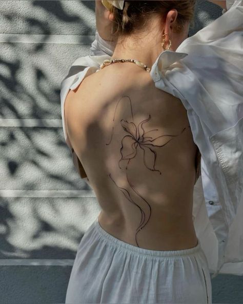 Mother Daughter Tattoos Minimalist, Spine Tattoos Tree, Lower Back Tats Aesthetic, Tattoos Back Women, Side Of Back Tattoo, Full Body Line Tattoo, Floral Back Tattoo Women, Back Tattoo Fine Line, Delicate Back Tattoo Women