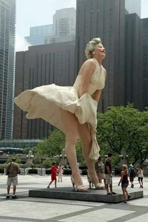 Marilyn Monroe Statue, Marilyn Monroe Sculpture, Marilyn Monroe Aesthetic, Cruise Ship Pictures, Klasik Hollywood, Marilyn Monroe Life, Marilyn Monroe Photography, Marilyn Monroe Dress, Marilyn Monroe Portrait