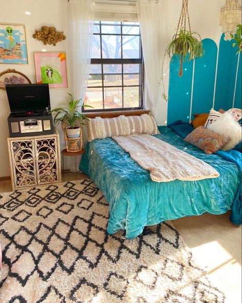 Beach Surf Room Aesthetic, Beach Hippie Room, Hawaii Aesthetic Bedroom, Hawaii Bedroom Ideas, Costal Room Aesthetic, Hawaii Room Aesthetic, Surfer Girl Room Aesthetic, Water Bedroom, Coconut Girl Room