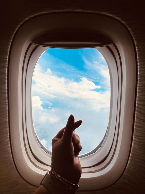 Aeroplane Selfies, Aesthetic Aeroplane Pictures, Airport Posing Ideas, Solo Travel Aesthetic Airport, Poses For Airport, Airplane Picture Ideas, Travel Picture Ideas Airport, Instagram Travel Picture Ideas, Airport Pictures Instagram