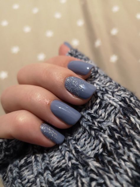 Gray Blue Nails With Glitter, Blue Grey Nails With Glitter, Dusty Blue Dip Nails, Winter Nails Grey Blue, Acrylic Nail Designs Winter Simple, January Nails Blue Grey, Cute Nails For January 2024, Short Squoval Acrylic Nails Simple, Silvery Blue Nails