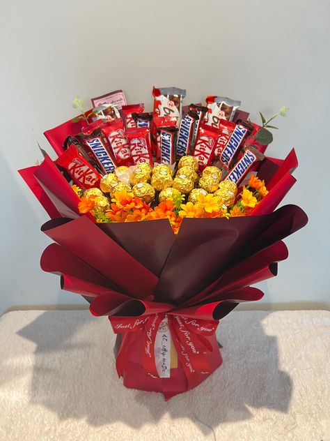 Chocolate Buket Gift Diy, Cholate Flower Bouquet, Flower Bouquet With Chocolate Gift Ideas, Flowers Bouquet With Chocolate, Snack Flower Bouquet, Bouquet Of Food, Bouquet Of Flowers With Chocolates, Unique Bouquet Ideas Gift, Flower Bouquet And Chocolate