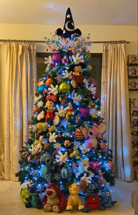 Disney Christmas House Decor, Cartoon Themed Christmas Tree, Disney Characters Christmas Tree, Disney Christmas Ideas Decoration, Character Themed Christmas Trees, Christmas Disney Diy Decorations, Christmas Disney Tree, Christmas Tree Disney Theme, Toy Christmas Tree Theme