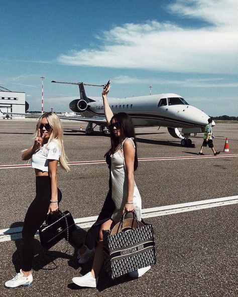 #travel #luxury #rkos #suisse #zurich #richkidsofinstagram #richkidsofswitzerland #richkids #rich #pool #travelblogger #blogger #swiss… Friends Travel Aesthetic, Rich Friends, Stile Kylie Jenner, San Myshuno, Foto Glamour, Rich Girl Aesthetic, Rich Girl Lifestyle, Best Friends Aesthetic, Rich Lifestyle