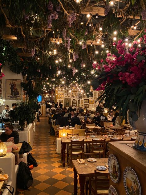 Cottagecore Cafe, Italian Restaurant Design, Italian Restaurant Decor, Cute Restaurant, Modern Restaurant Design, Happy Christmas Day, Dream Dates, Italian Theme, Italian Cafe