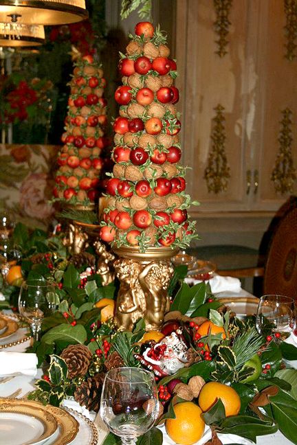 Bridgerton Christmas Decor, Circulo Floral, Fruit Topiary, Secret Supper, Medieval Christmas, Christmas Party Themes, Special Events Decor, Orange Christmas, Christmas Fruit