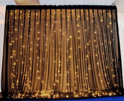 Black Curtain With Fairy Lights, Photobooth Black And Gold, Lighted Backdrop Wedding, Black Backdrop With Lights, Black Backdrop Ideas, Gold Prom Theme, Cabaret Decor, Black And Gold Backdrop Ideas, Light Curtain Backdrop