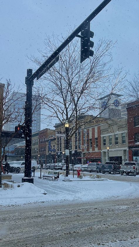 Downtown Winter, Downtown Girl Christmas, Winter Neighborhood Aesthetic, Downtown Winter Aesthetic, Downtown Girl Winter Aesthetic, Downtown Girl Aesthetic Wallpaper, Downtown Lifestyle, Snowy Small Town Aesthetic, Doentown Girl Arsthetic