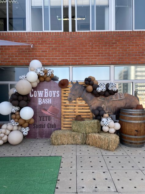 Cowboy Backdrop Ideas, Western Balloon Backdrop, Western Balloon Decorations, Western Bautizo, Cowboy Backdrop, Horse Theme Birthday Party, Cowboy Themed Birthday Party, Country Themed Parties, Cowboy Theme Party