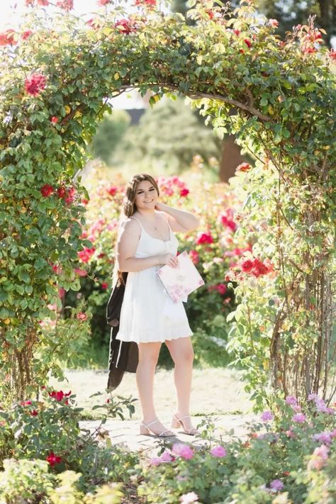 Garden Graduation Pictures, Twin Senior Pictures, College Senior Portraits, Botanical Garden Photo Shoot, Graduation Shoot Ideas, Grad Pic, Graduation Photography Poses, Graduation Portraits, Grad Photoshoot