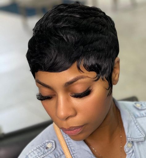 Perfect Pixie Weave with Waves Short Hair Weave Styles, Short Weave Hairstyles Sew Ins, Short Hair Weaves, Pixie Weave, Short Sew In Hairstyles, Kręcony Bob, Short Curly Weave, Short Quick Weave Hairstyles, Weave Bob Hairstyles