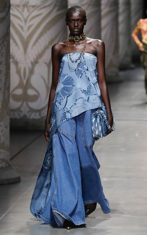 Runway 2024, Circle Dress, Milano Fashion Week, Spring 2024, Mode Inspiration, Primavera Estate, World Of Fashion, Wide Leg Jeans, Fashion Collection