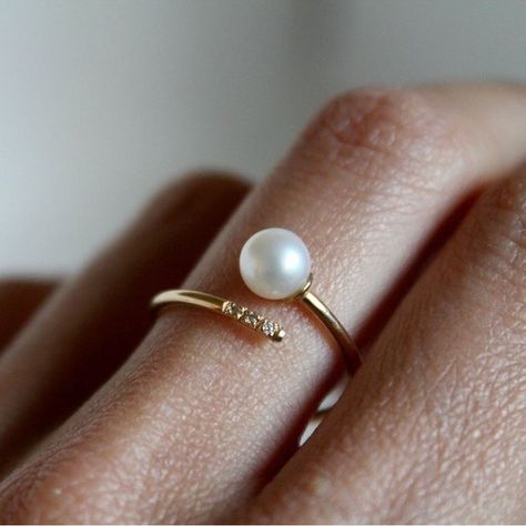 Pearl Ring Design, Aquamarine Engagement Ring Vintage, Modern Gold Ring, Unique Bridal Jewelry, Gold Pearl Jewelry, Vintage Engagement Rings Sapphire, Vintage Engagement Rings Unique, Pearl Cuff, Pearl And Diamond Ring