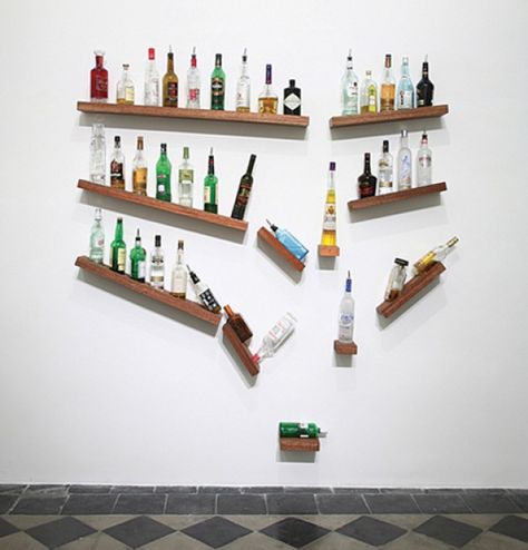 Deco Originale, Diy Holz, Liquor Bottles, Furniture Storage, White Wall, Diy Wood, House In The Woods, Bar Design, Bari