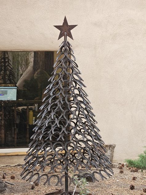 Christmas Welding Art, Christmas Welding Projects, Welding Idea, Weld Art, Horseshoe Crafts, Diy Welding, Metal Christmas Tree, Metal Christmas, Junk Art