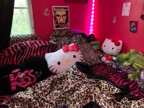 Snooki Aesthetic Room, Y2k Pink Room Decor, Trashy Y2k Bedroom Ideas, 2000s Scene Bedroom, 2000s Aesthetic Bedroom, Trashy Y2k Room Ideas, Trashy Apartment Aesthetic, Trashy Y2k Aesthetic Room, 2000 Room Decor