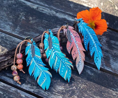 Leather Feather Keychain, Saddle Charms Diy, Saddle Charms, Leather Charms, Feather Keychain, Leather Feathers, Leather Keychains, Leather Jewellery, Leather Paint