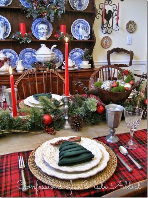 Tablescapes Christmas, Chinoiserie Christmas, Tafel Decor, Tartan Christmas, Christmas Tablescape, Christmas Dishes, Stone Cottage, Christmas Tablescapes, Christmas Dining