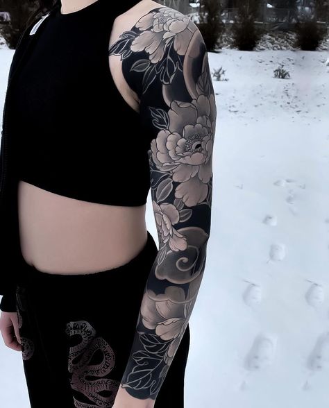 Japanese Ink on Instagram: “Beautiful Japanese black work tattoo sleeve by @hiromi.tattoo. Swipe left to see both photos! Amazing work!!! #irezumi #peonytattoo…” Lotus Sleeve Tattoos For Women, Dark Tattoo Ideas, Dark Feminine Tattoos, Black Sleeve Tattoo, Mangas Tattoo, Jagua Henna, Feminine Tattoo Sleeves, Full Tattoo, Tattoo Shoulder