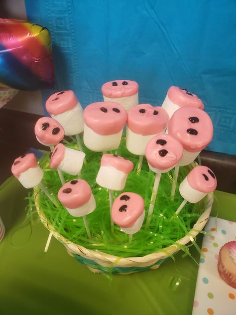 Marshmallows of different sizes dipped in pink chocolate with black gel dots for a pig nose. Pig Snacks Preschool, Farm Desserts Birthday Parties, Pig Dessert Ideas, Farm Animal Dessert Table, Pig Marshmallows, Farm Themed Desserts, Pig Themed Food, Farm Animal Snacks, Pig Baby Shower Theme