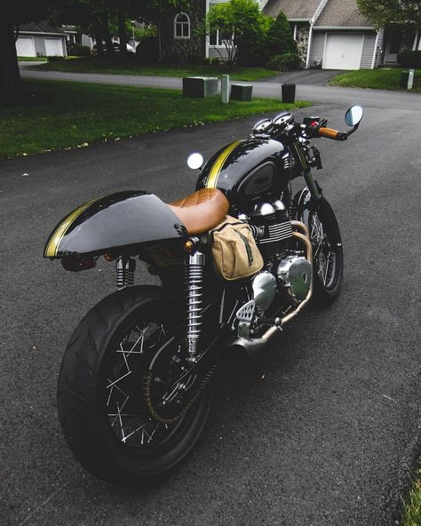 Caferacer Bobber Scrambler on Instagram: “Triumph Thruxton 900. 👇👇👇 ✖ Explore from link in bio ✖ @jayem_bo ✖ @foxtrot_moto” Triumph Thruxton 900, Thruxton 900, Bobber Scrambler, Motorcycle Build, Triumph Motorbikes, Triumph Cafe Racer, Triumph Bikes, Triumph Bobber, Lux Life