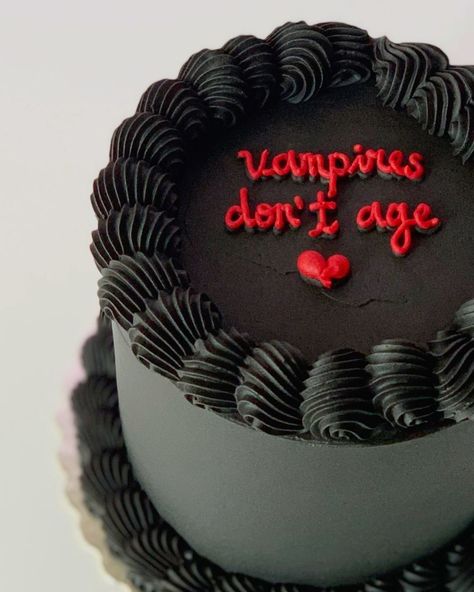 Vampire Themed Cake, Grunge Cake Ideas, Emo Bday Cake, Goth Birthday Cake Simple, Goth Bday Cake, Goth 21st Birthday, Vampire Cake Ideas, Goth Cake Ideas, Vampire Cake Birthday