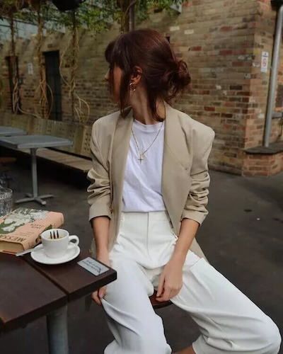 70+ trendy white pants outfit ideas for summer to copy directly! | White pants outfit summer | white pants outfit spring | white pants outfit aesthetic | white pants outfit casual | white pants outfit work | how to style white pants | how to style white jeans | white outfits for women | all white outfits | what to wear with white pants | white jeans outfit summer | linen pants outfit ideas | white wide leg pants outfit | trendy summer outfits | summer outfits casual | summer outfit ideas women Outfit Minimalista, Minimalistic Outfits, Style Désinvolte Chic, Style Casual Chic, Beige Blazer, Minimalistic Style, Transition Outfits, Business Outfit, 가을 패션