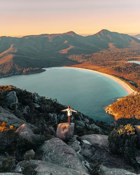 Why do all best days include hiking? 🌞🌊🦘 Woke up quite early to reach Freycinet Nationalpark in the eastern part of Tasmania. After a 40 minute drive we made it to the car park and began a little hike up to Mt. Amos. It’s a short but steep walk and can be quite challenging in some parts. But the climb is totally worth it. As soon as you reach the peak you’ll have the perfect view onto Wineglass bay. A stunning beach known for its white sand and turquoise water. After a while the sun was slow... Wineglass Bay, Perfect View, 2025 Vision, We Made It, Turquoise Water, The Peak, Car Park, White Sand, Tasmania