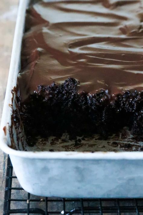 Pourable Icing, Chocolate Zucchini Cake Healthy, Healthy Chocolate Cake Recipe, Chocolate Zucchini Cake Recipe, Zucchini Cakes, Chocolate Roll Cake, Healthy Chocolate Cake, Grated Zucchini, Chocolate Zucchini Cake