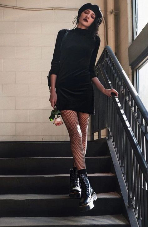 Grunge Chic Outfits, Black Outfits Ideas, Fishnet Outfit, Heart On My Sleeve, Punk Chic, Grunge Chic, French Wardrobe, Anniversary Shirt, Valentine's Day Outfit