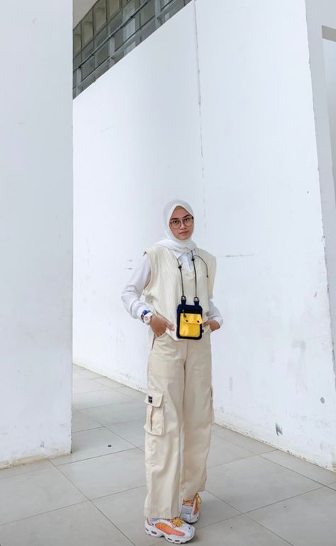 @lintangrainaa Ootd Cargo Pants Hijab, Cargo Pants Outfit Hijab, Ootd Cargo Pants, Cargo Pants Ootd, Women Cargo Pants Outfit, Outfit Ideas Cargo Pants, Cargo Pants Women Outfit, Celana Kargo, How To Style Cargo Pants Women