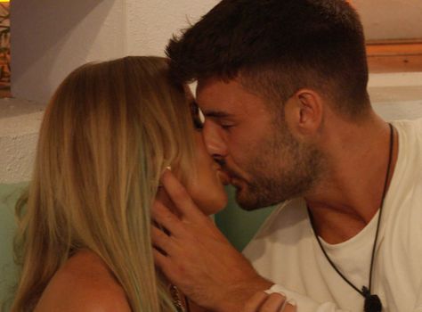 LOVE Island stars turn up the heat in tonight’s episode with Faye Winter and Liam Reardon and Kaz Kamwi and Toby Aromolaran kissing. Meanwhile, Jake Cornish and Liberty Poole get to spend a private night in the Hideaway. First, Liam makes a move on Faye after they snogged during Sunday night’s challenge, saying: “When you […] Liam Reardon, Kissing Challenge, Rob Love, Night Show, Love Island, Sunday Night, First Kiss, Turn Up, New Girl