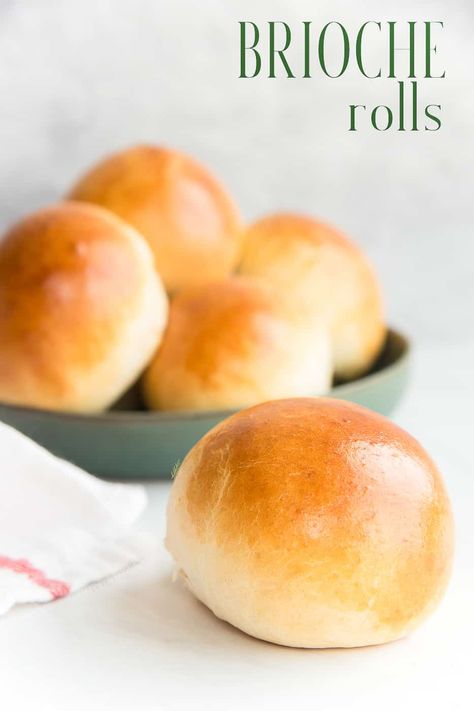 Brioche Buns Ideas, Cooking Therapy, Rolls Bread, German Cookies, Bread Buns, Brioche Rolls, Amazing Meals, Drink Inspiration, Decadent Chocolate Cake