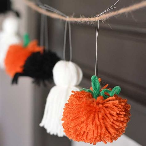 This too-cute-to-be-true garland proves Halloween decor doesn't have to be frightening or eccentric to fit the theme. Make the Halloween craft: Use fishing line to hang yarn spiders, ghosts, and pumpkins to a long string of twine. Tie the fishing line to the twine in loose knots so you can space the critters evenly once you hang the garland on your mantel./ Pom Pom Projects, Halloween Yarn, Halloween Girlande, Diy Halloween Party, Marly Bird, Easy Diy Halloween Decorations, Manualidades Halloween, Halloween Garland, Halloween Geist