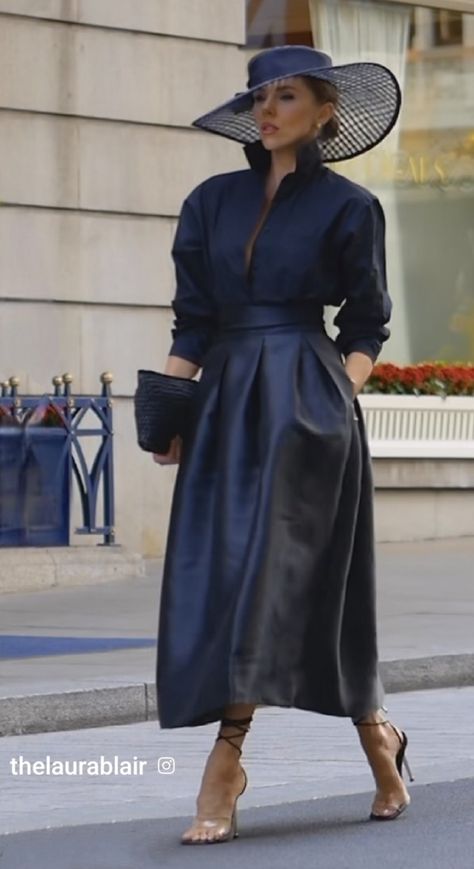 Lady in elegant black outfit Chic And Elegant Outfits, Elegant Outfit Classy Chic, Glam Style Outfits, Modern Elegant Fashion, Modest Dresses Fashion, Elegant Outfit Classy, Fancy Gowns, Career Fashion, Outfits Chic