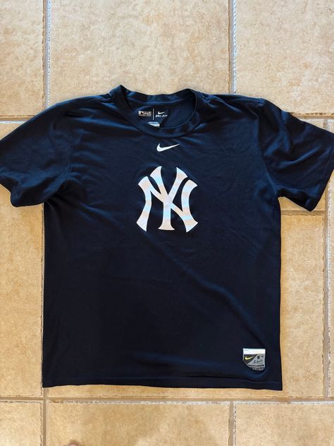 Medium White Nike Socks, Yankees Shirt, Streetwear Lookbook, Unique Clothes, Yankees T Shirt, Cold Fits, Fire Fits, Fitted Tee, Back To School Outfits