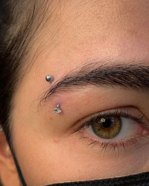 Sparkly Eyebrow Piercing, Both Eyebrows Pierced, Face Dermal Piercing, Piercings Eyebrow, Microdermal Piercing, Piercing Girl, Eyebrow Piercing Jewelry, Pretty Piercings, Double Nose Piercing